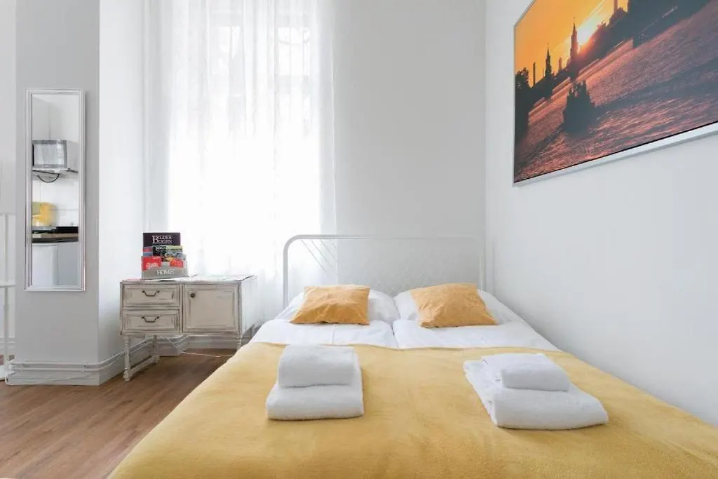 Green Apartment Studio For 3 Berlin