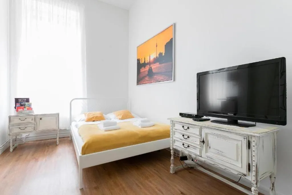Green Apartment Studio For 3 Берлин 0*,  Германия
